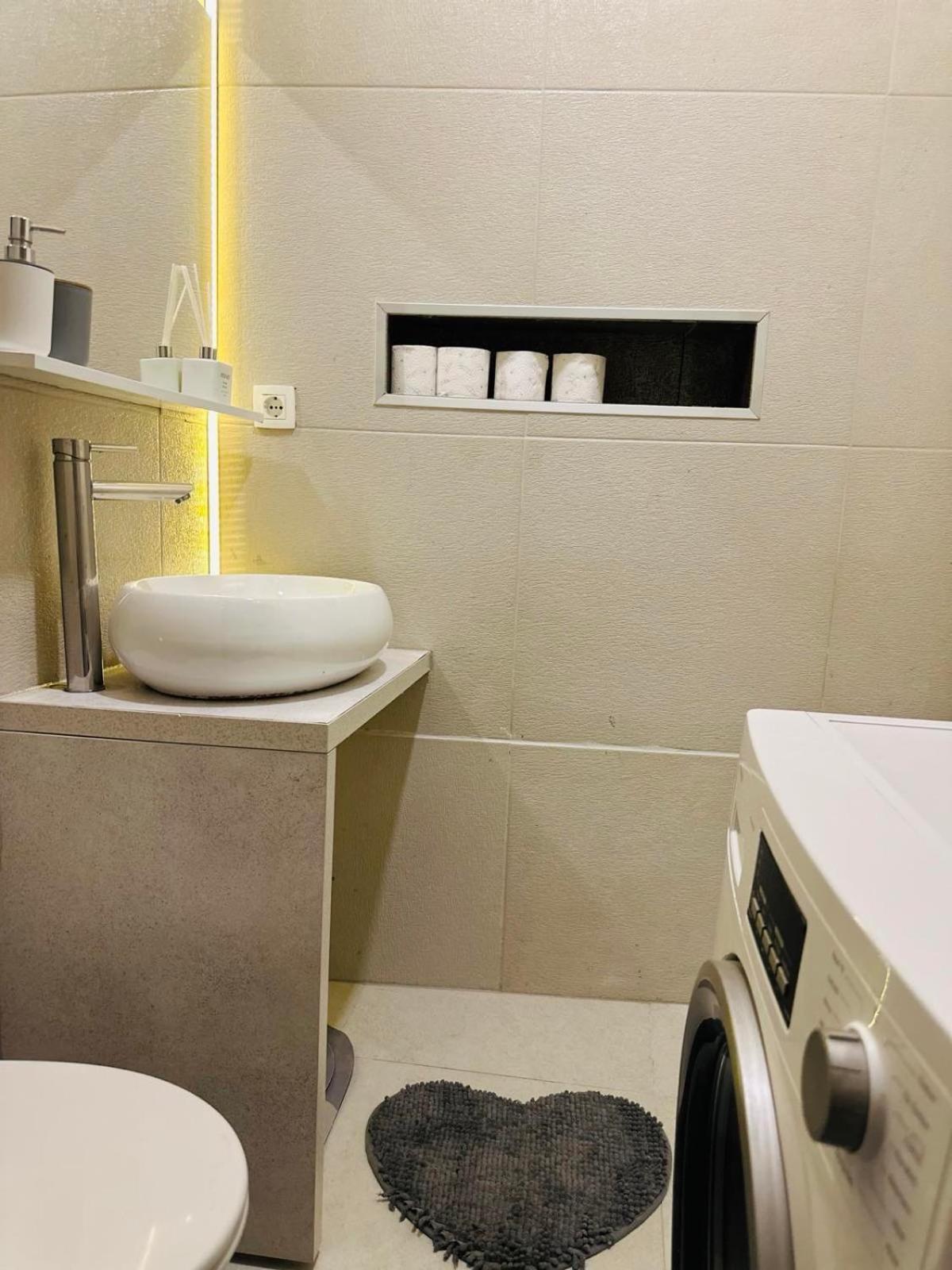 Relax Exclusive Apartment Free Public Parking ซาราเยโว ภายนอก รูปภาพ