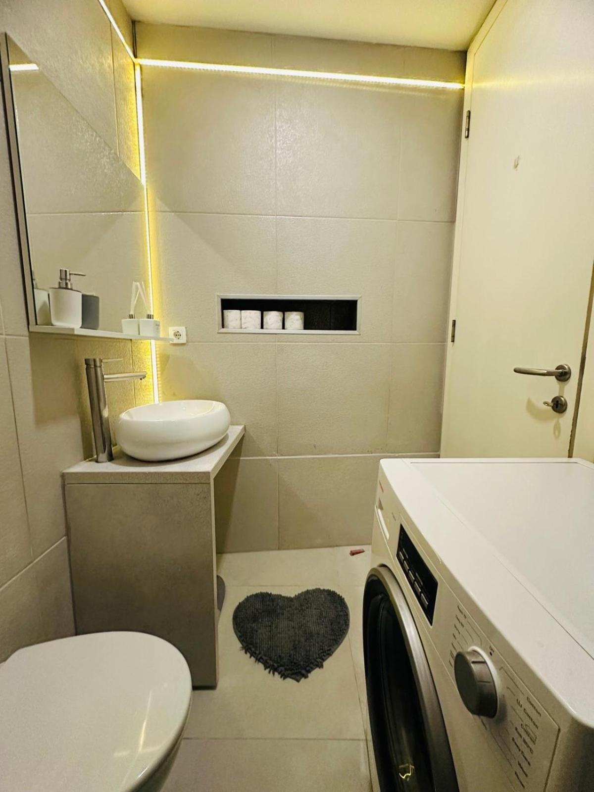 Relax Exclusive Apartment Free Public Parking ซาราเยโว ภายนอก รูปภาพ